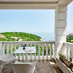 Mirela Bed & Breakfast 4*