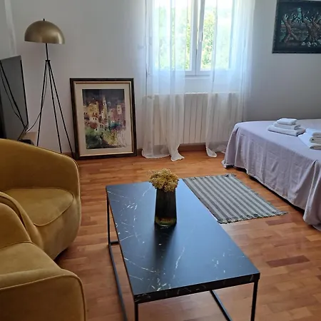 Mirela Bed & Breakfast 4*
