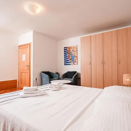 Mirela Bed & Breakfast 4*